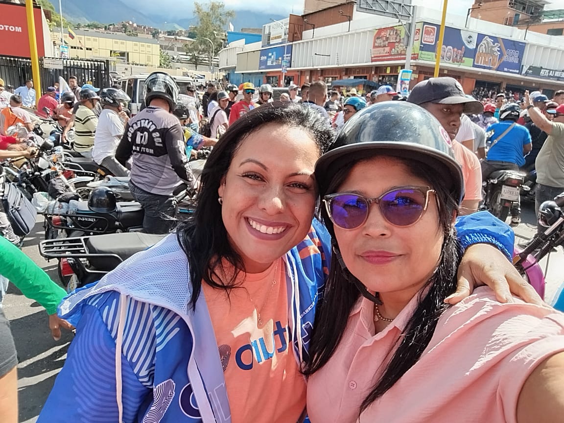 ¡Las mujeres llevan el volante en esta lucha! Hermanas transportistas, preparémonos para poner los motores de la Revolución en su máxima potencia  #28Jul.La Revolución lleva la estampa de la mujer venezolana y la fortaleza de ustedes guerreras de la Patria.¡Vamos por la Victoria!