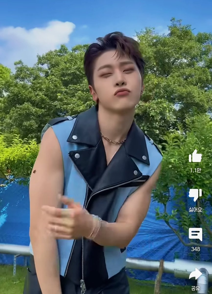 학생 팔에 벌레 앉았어