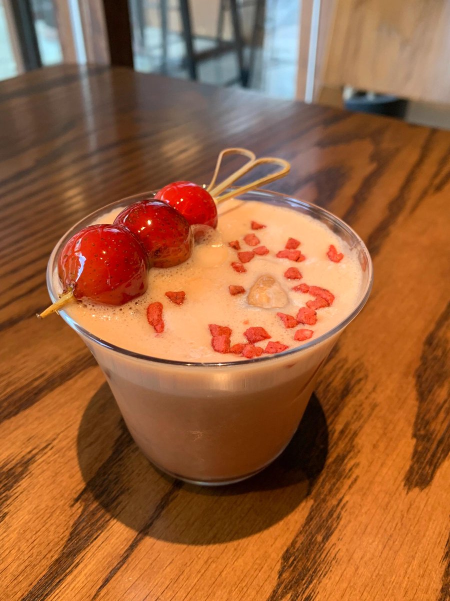 Laughingpearw's tweet image. An old plum tree has three or two branches, with four flowers and five petals, but they bloom slowly.