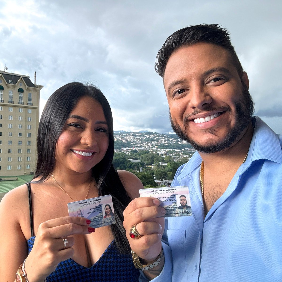 eduardomenoni's tweet photo. Con gran alegría les informo que mi esposa y yo hemos decidido MUDARNOS y NOS QUEDAMOS A VIVIR en EL SALVADOR, liderado por el presidente @nayibbukele 🇸🇻. Ya tenemos nuestra RESIDENCIA LEGAL en este bello país. ❤️ Los detalles en este video de YouTube: https://t.co/5gdwKYItM3 https://t.co/uOq0geMX93