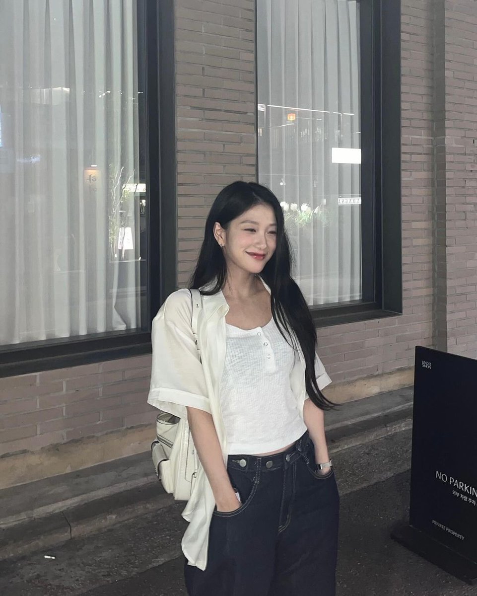 leesseoyeon's tweet photo. Strolling through the city under the moon’s gentle glow, this off-white outer that catch the breeze just right. The night air is cool, and the city's lights create a quiet beauty that I witness by myself. https://t.co/p5NbuuKuRh
