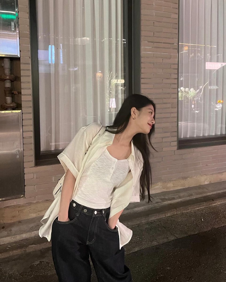 leesseoyeon's tweet photo. Strolling through the city under the moon’s gentle glow, this off-white outer that catch the breeze just right. The night air is cool, and the city's lights create a quiet beauty that I witness by myself. https://t.co/p5NbuuKuRh