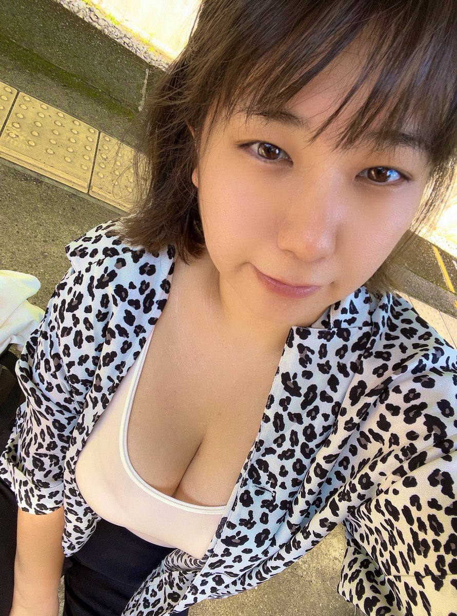 Ri_ChAn3111i's tweet photo. おはよーι(´Д｀υ)ｱﾂｨｰ
(꒦꒷  ˊᵕˋ ꒷) とける。
お仕事行く前に汗だく( ˊᵕˋ ;)
プール行きたい!!海行きたい!!
川行きたい😭
かき氷食べたい(*´﹃｀*)
メロン味🍈
みんなは何味のかき氷好き？ https://t.co/CsBPd8HQAb
