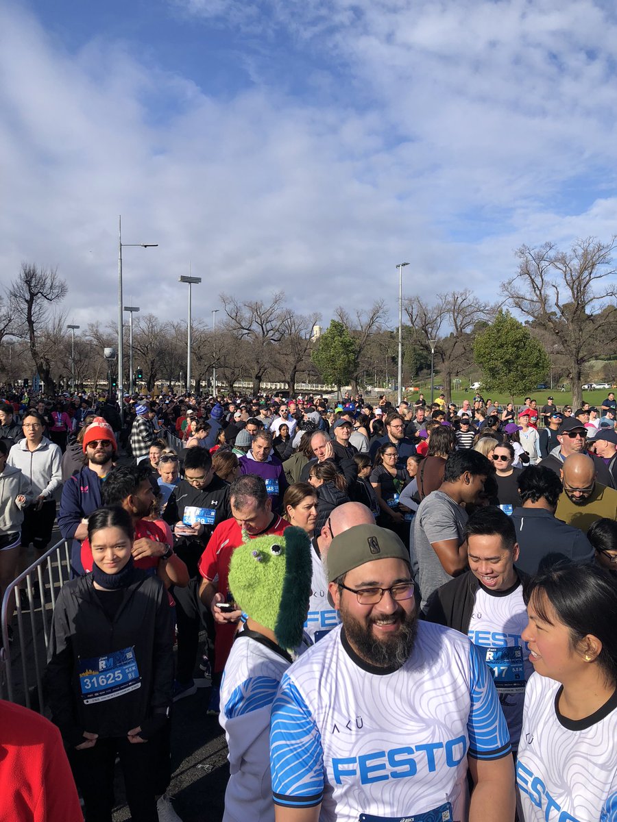 clare_church's tweet photo. Beautiful day to #RunMelbourne https://t.co/xh4tSd7Z7j