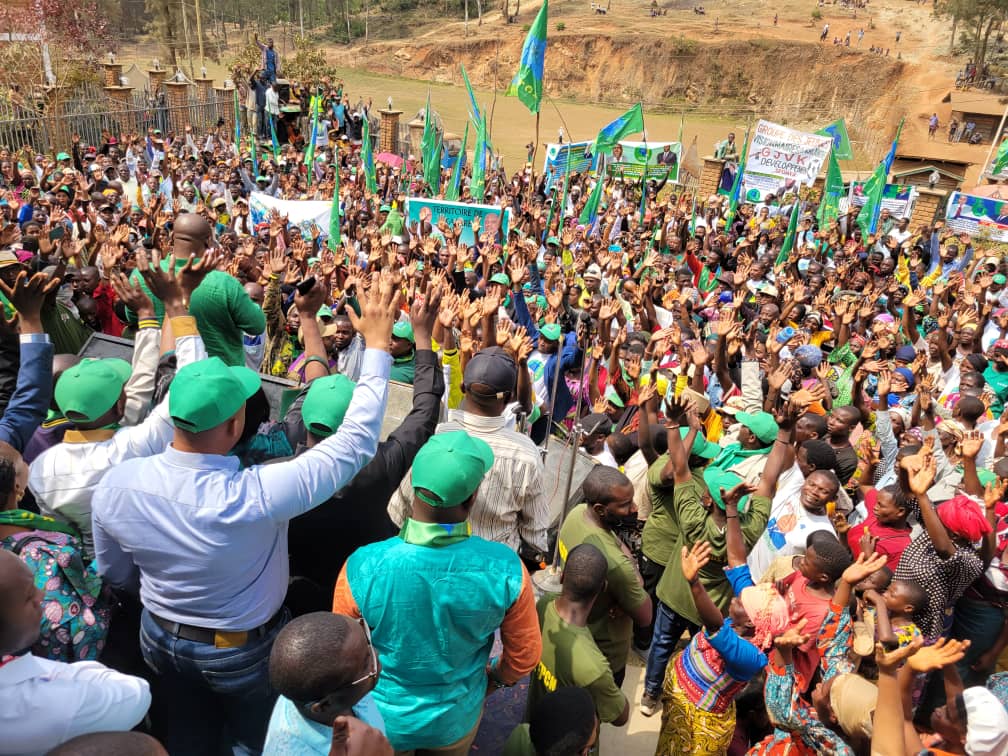 michombero's tweet photo. #RDC 🇨🇩 : le Professeur Claude Nyamugabo, président du Front pour un Congo nouveau #FPCN a signé samedi 20 juillet sa rentrée politique à partir de son fief de Kabare au sud Kivu dans l'est du pays.
La date coïncide avec le deuxième anniversaire de la sortie officielle du Front pour un Congo nouveau FPCN.
" Véritable communion avec ma base de Kabare/ Sud-Kivu pour ma rentrée politique. Remerciements, reaffiramation de l'appartenance du Front pour un Congo nouveau à l'union sacrée du Pdt FATSHI et nouvelles actions sociales.
Personne ne me séparera de ma base!
Cap vers 2028!", a déclaré l'ancien gouverneur de la province du Sud-Kivu.
C'est donc dans son Sud-Kivu natal que le Professeur Claude NYAMUGABO Bazibuhe, Président National de ce Parti politique a décidé de faire son comeback, 7 mois après les joutes électorales de 2023, et ce en marge d'une tournée entamée depuis le 18 juillet 2024 dans les Provinces du Nord et du Sud-Kivu.