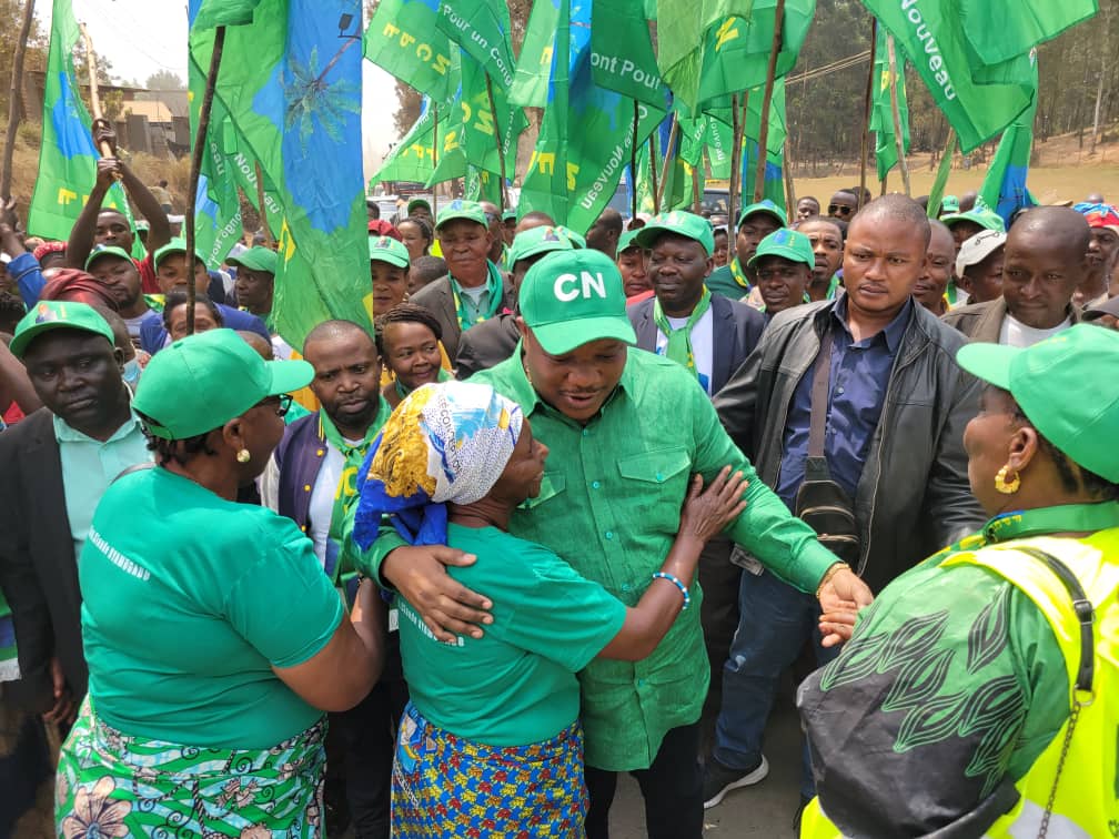 michombero's tweet photo. #RDC 🇨🇩 : le Professeur Claude Nyamugabo, président du Front pour un Congo nouveau #FPCN a signé samedi 20 juillet sa rentrée politique à partir de son fief de Kabare au sud Kivu dans l'est du pays.
La date coïncide avec le deuxième anniversaire de la sortie officielle du Front pour un Congo nouveau FPCN.
" Véritable communion avec ma base de Kabare/ Sud-Kivu pour ma rentrée politique. Remerciements, reaffiramation de l'appartenance du Front pour un Congo nouveau à l'union sacrée du Pdt FATSHI et nouvelles actions sociales.
Personne ne me séparera de ma base!
Cap vers 2028!", a déclaré l'ancien gouverneur de la province du Sud-Kivu.
C'est donc dans son Sud-Kivu natal que le Professeur Claude NYAMUGABO Bazibuhe, Président National de ce Parti politique a décidé de faire son comeback, 7 mois après les joutes électorales de 2023, et ce en marge d'une tournée entamée depuis le 18 juillet 2024 dans les Provinces du Nord et du Sud-Kivu.