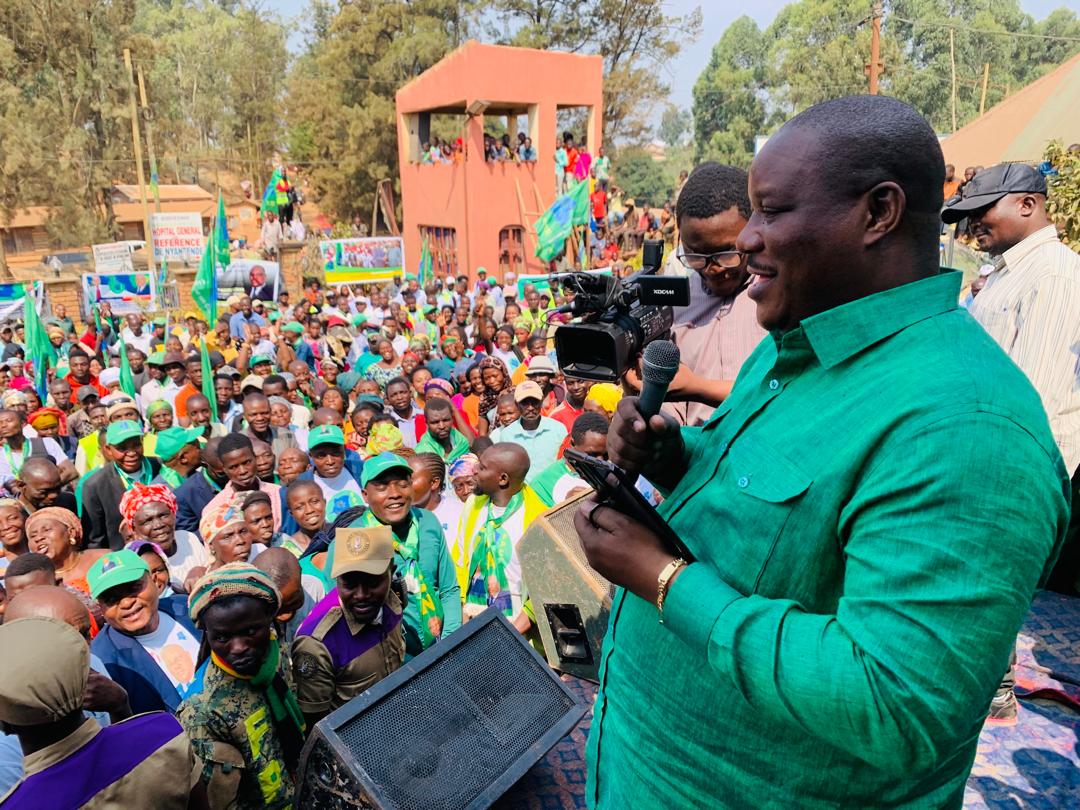 michombero's tweet photo. #RDC 🇨🇩 : le Professeur Claude Nyamugabo, président du Front pour un Congo nouveau #FPCN a signé samedi 20 juillet sa rentrée politique à partir de son fief de Kabare au sud Kivu dans l'est du pays.
La date coïncide avec le deuxième anniversaire de la sortie officielle du Front pour un Congo nouveau FPCN.
" Véritable communion avec ma base de Kabare/ Sud-Kivu pour ma rentrée politique. Remerciements, reaffiramation de l'appartenance du Front pour un Congo nouveau à l'union sacrée du Pdt FATSHI et nouvelles actions sociales.
Personne ne me séparera de ma base!
Cap vers 2028!", a déclaré l'ancien gouverneur de la province du Sud-Kivu.
C'est donc dans son Sud-Kivu natal que le Professeur Claude NYAMUGABO Bazibuhe, Président National de ce Parti politique a décidé de faire son comeback, 7 mois après les joutes électorales de 2023, et ce en marge d'une tournée entamée depuis le 18 juillet 2024 dans les Provinces du Nord et du Sud-Kivu.