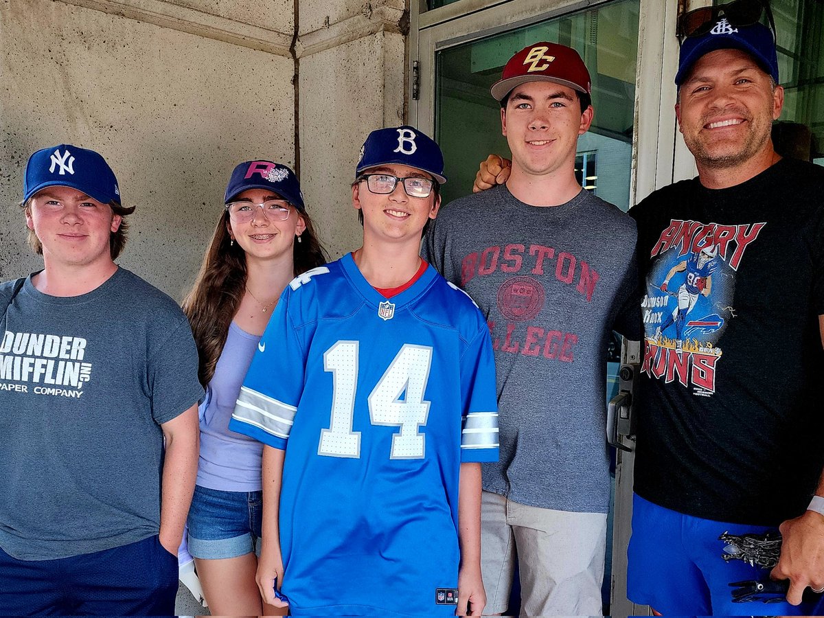 jrwiepert's tweet photo. We had a chance to meet @KyleBrandt at the @BuffaloBisons game tonight. He is such a class act and was so personable to everyone he interacted with tonight. @gmfb @nflnetwork #MountUp #BillsMafia #AngryRun #RoleModel https://t.co/7TEX7AKGgT