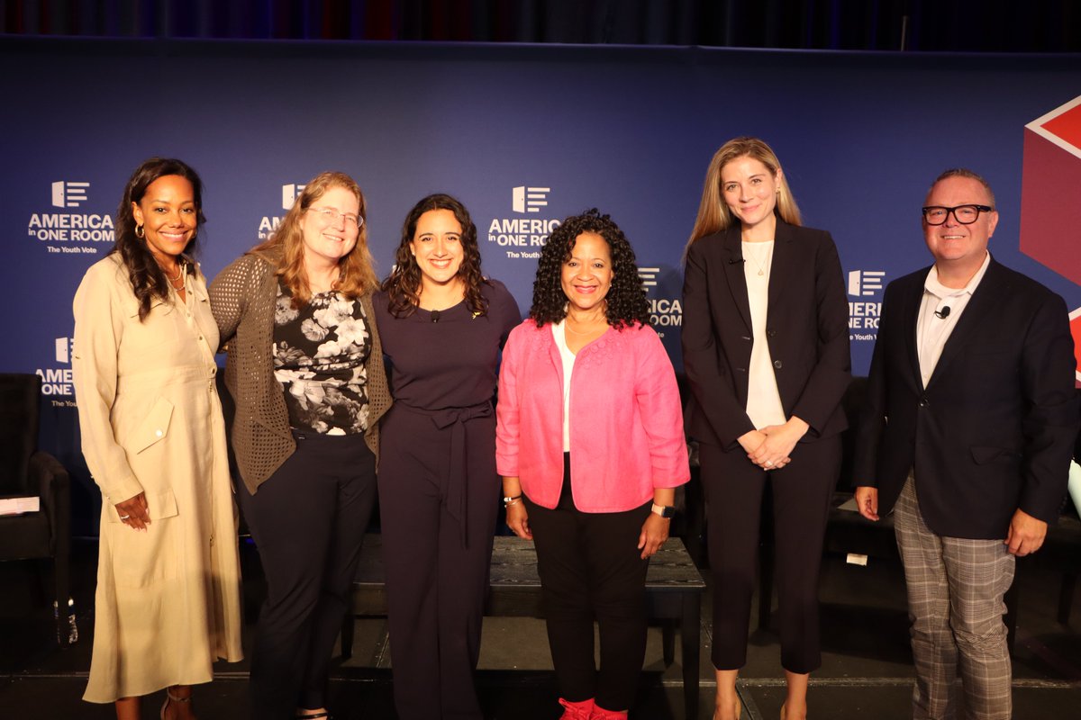 CloseUp_DC's tweet photo. We're so grateful to our guest panelists for walking us through this complex topic:
Mary Bogle @MaryMBogle
Peter Chandler @MainetoDC
Rachel Snyderman @RachelSnyderman
Isabel Soto @IsabelSoto_3
Patrice Willoughby @PatriceWillobee
Emcee: Mia Charity @MiaCharity
#AmericaInOneRoom https://t.co/6K5VivZrhQ
