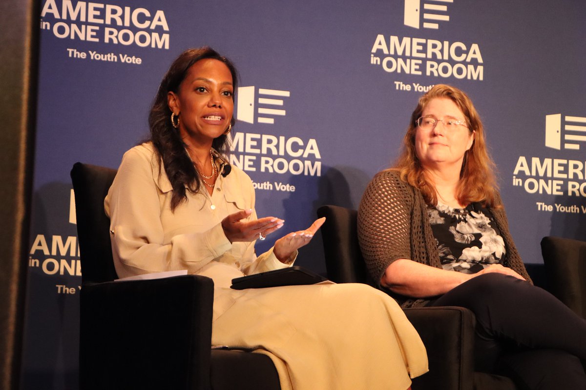 CloseUp_DC's tweet photo. We're so grateful to our guest panelists for walking us through this complex topic:
Mary Bogle @MaryMBogle
Peter Chandler @MainetoDC
Rachel Snyderman @RachelSnyderman
Isabel Soto @IsabelSoto_3
Patrice Willoughby @PatriceWillobee
Emcee: Mia Charity @MiaCharity
#AmericaInOneRoom https://t.co/6K5VivZrhQ