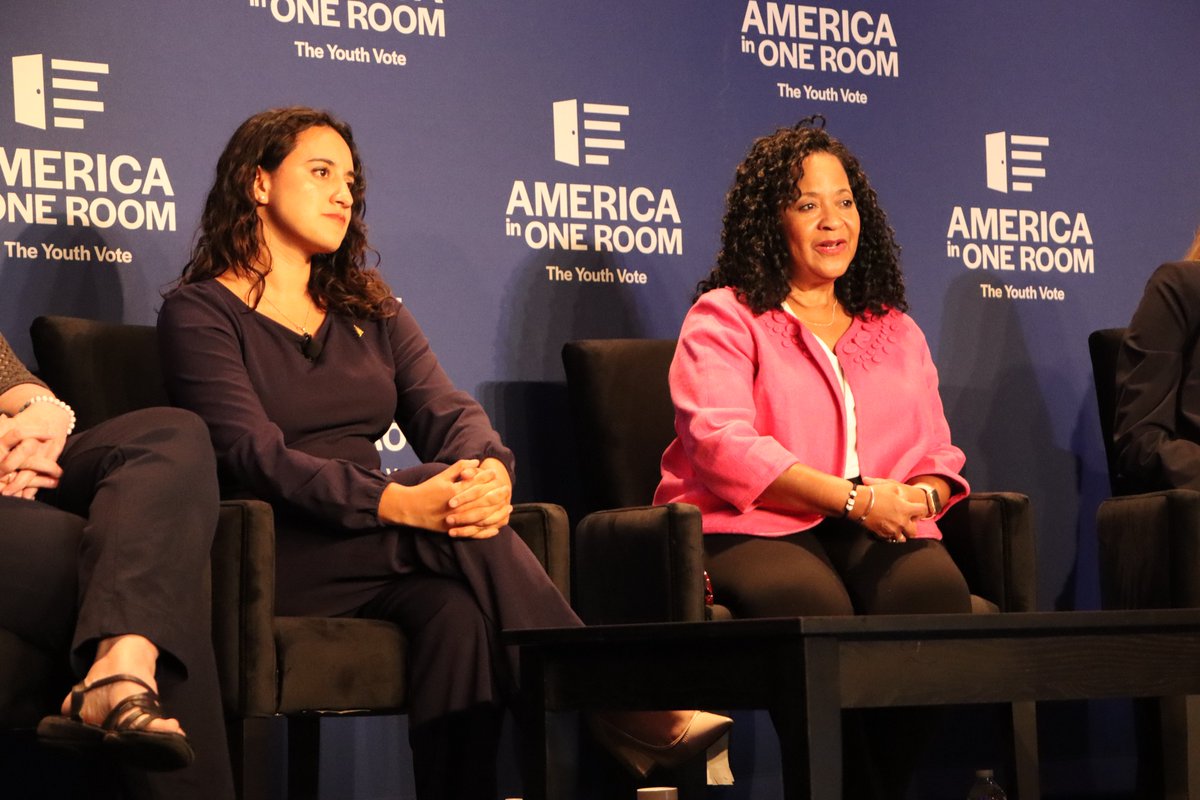 CloseUp_DC's tweet photo. We're so grateful to our guest panelists for walking us through this complex topic:
Mary Bogle @MaryMBogle
Peter Chandler @MainetoDC
Rachel Snyderman @RachelSnyderman
Isabel Soto @IsabelSoto_3
Patrice Willoughby @PatriceWillobee
Emcee: Mia Charity @MiaCharity
#AmericaInOneRoom https://t.co/6K5VivZrhQ