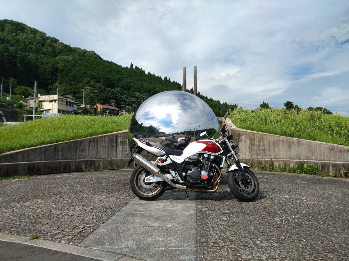 土曜日、雨を避けて3台で奈良ツーリングに行ってきました。

水分がまとわりつくような気持ち悪い天候の中、谷瀬の吊り橋まで。渡るのムリムリ笑

雨に降られる事無く無事に帰宅となりました。

今日はBSで鈴鹿8耐を観戦しながらビールを頂こう。贅沢だ〜