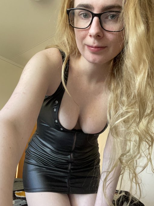 🎶 A friend with breasts and all the rest A friend who's dressed in leather 🎶 https://t.co/gdeKOxlpxS