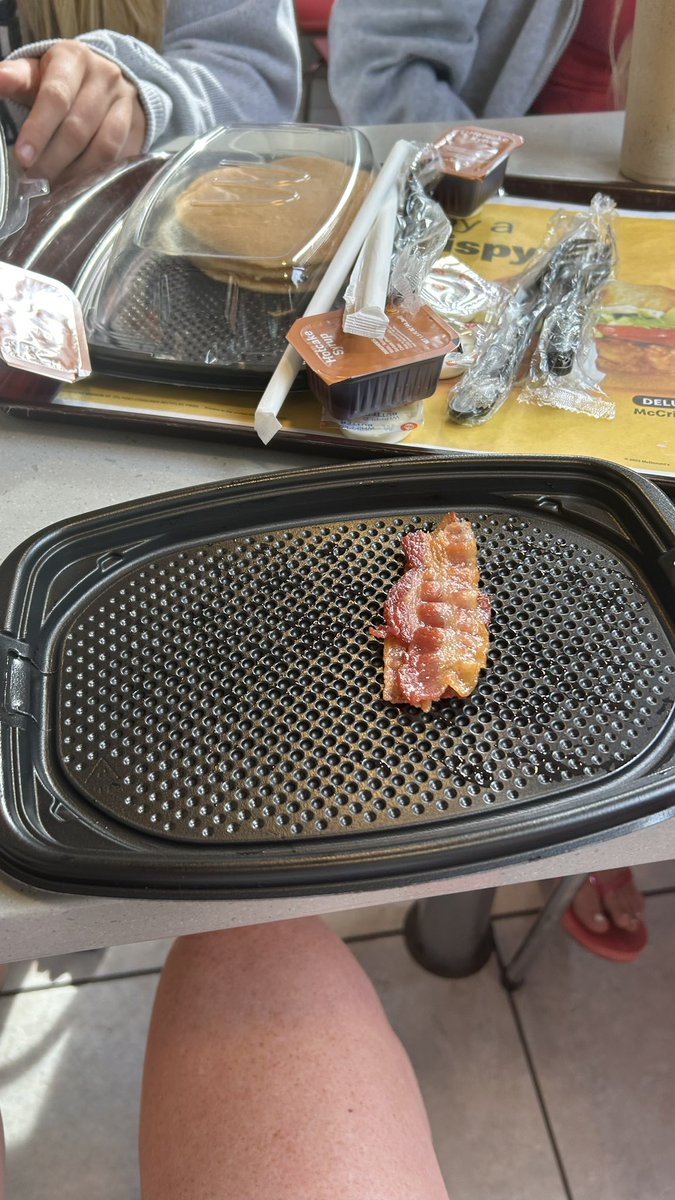 JennORourke2's tweet photo. @McDonaldsCorp really McDonald's? This is a side order of bacon? Come on. https://t.co/XWnvvNaQAP