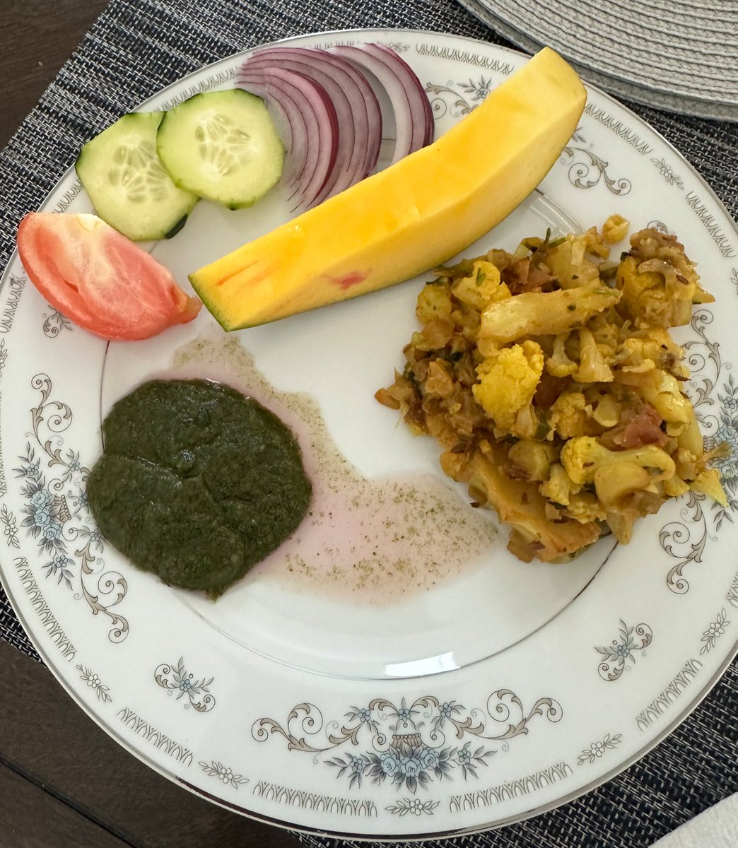 free_style_chef's tweet photo. Simple food mom gives you is chef’s kiss. 👌👌

Paratha (pan fried flat bread) not pictured because I forgot….I was too busy eating. 😀

#twittersupperclub #indianfood #momscooking https://t.co/HGtg6yiznZ