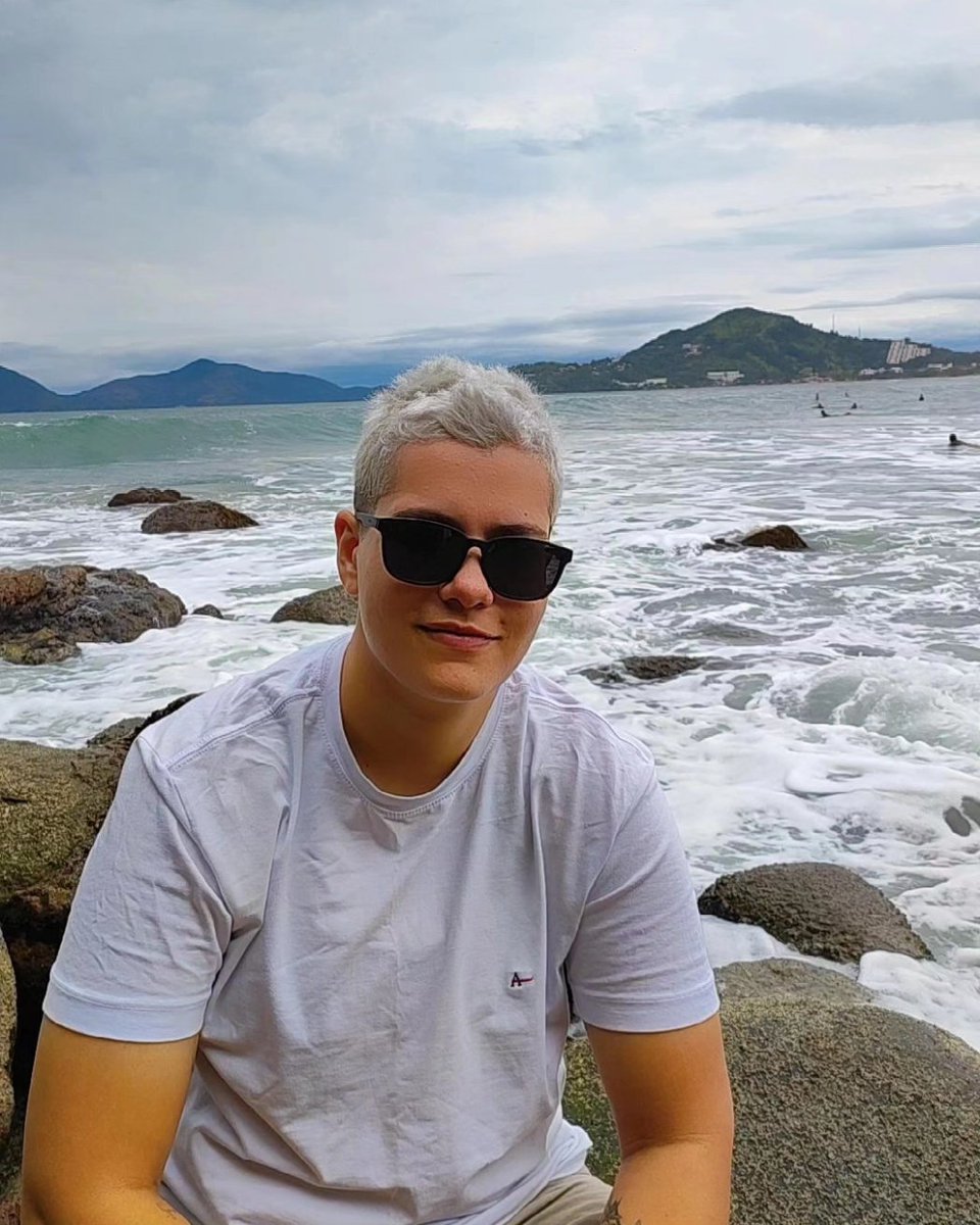 Estou parecendo um bolsonarista, o óculos escuro é o acessório oficial.
