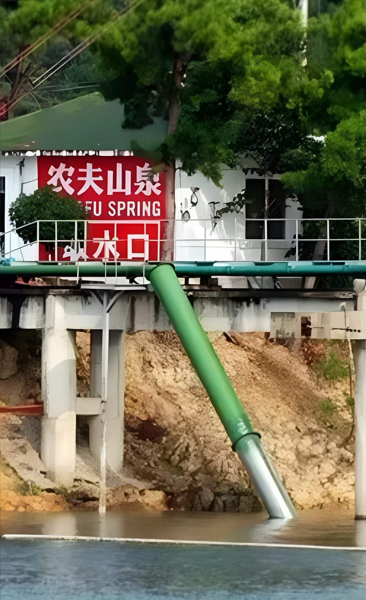 貪腐延禍  盲官黑帝亂維港
黑腳踐踏  無恥濁水混香江
(幸好有聖水)👍🥂🤩🥳🎆