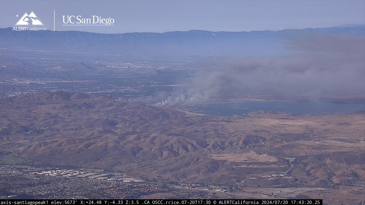engineco16's tweet photo. The fire has hit the lake, the left flank is running towards structures, AA doesn't sound too concerned. #TinFire La Sierra Ave / Blackburn Rd #LakeMathews @CALFIRERRU https://t.co/cKBr9N8PUw
