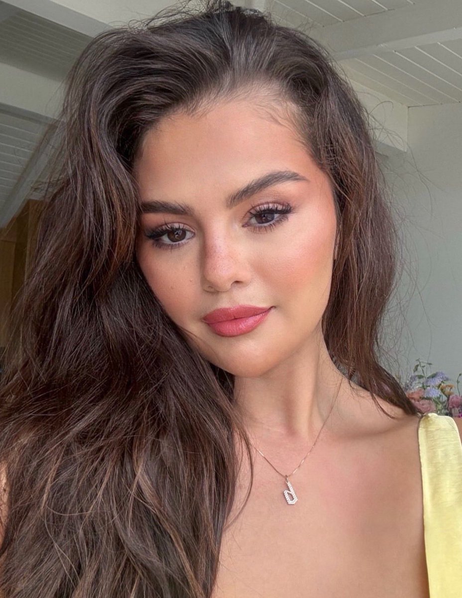 rosietonic's tweet photo. Como vas a ser así de bonita, Selena Gomez https://t.co/erDEZDXQEa