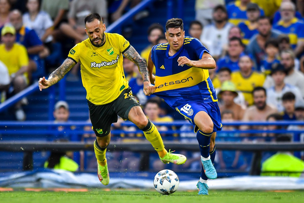 Merentiel disputa una pelota en el último Boca - Defensa.