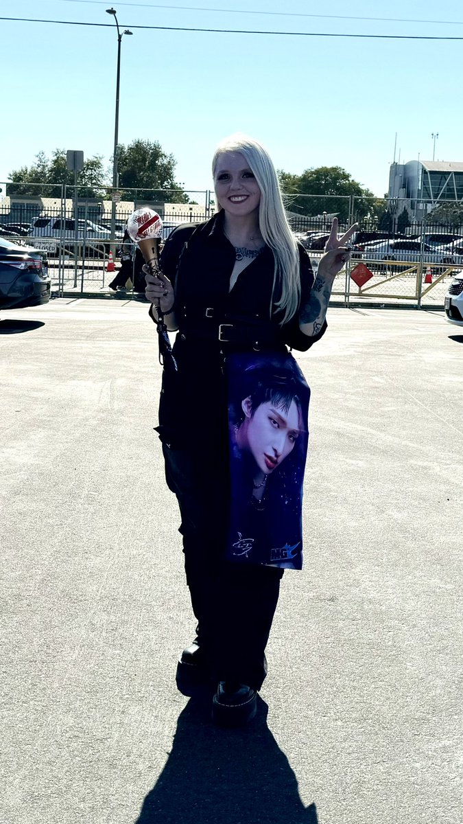 mingis_atiny's tweet photo. It’s hot as hell out but we’re here! D1 Ateez 🖤 #ATEEZ #ATEEZinLA https://t.co/n9BtB8TNsa