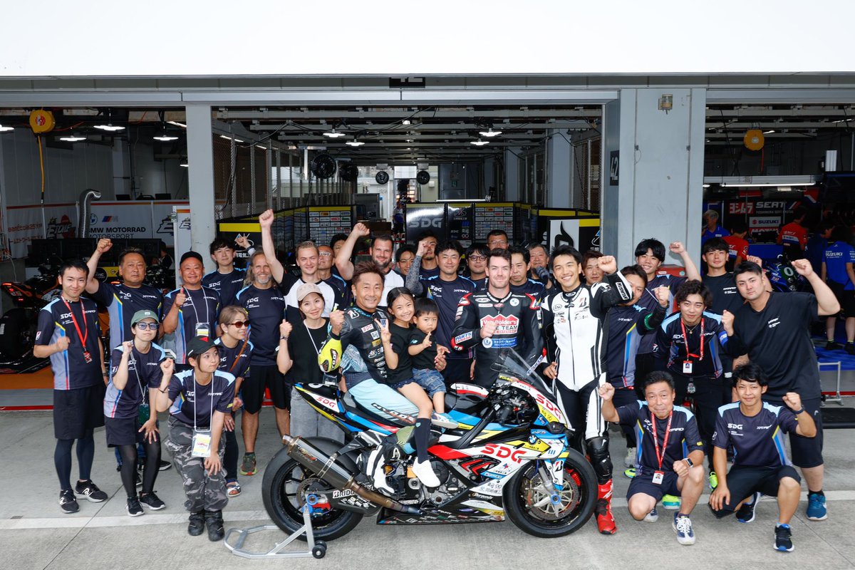 おはようございます
今日はいよいよ鈴鹿8耐決勝日です❗️
朝から快晴で、暑い一日になりそうです💦

僕自身3年目のTeam TARO✨
今年もスタートライダーを務めます🖐️
しっかりと役目をこなして8時間後のチェッカーを目指します❗️
応援よろしくお願いします🤲

#鈴鹿8耐 #suzuka8hours #TeamTARO