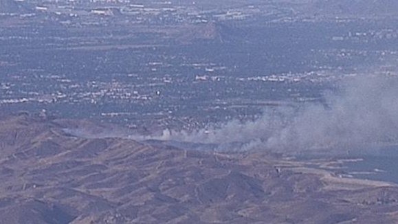 engineco16's tweet photo. AA requesting a LAT, it's coming from Siskiyou. The red line is the left flank and shows the structures threatened. #TinFire La Sierra Ave / Blackburn Rd #LakeMathews @CALFIRERRU https://t.co/k04h3wJ7NZ