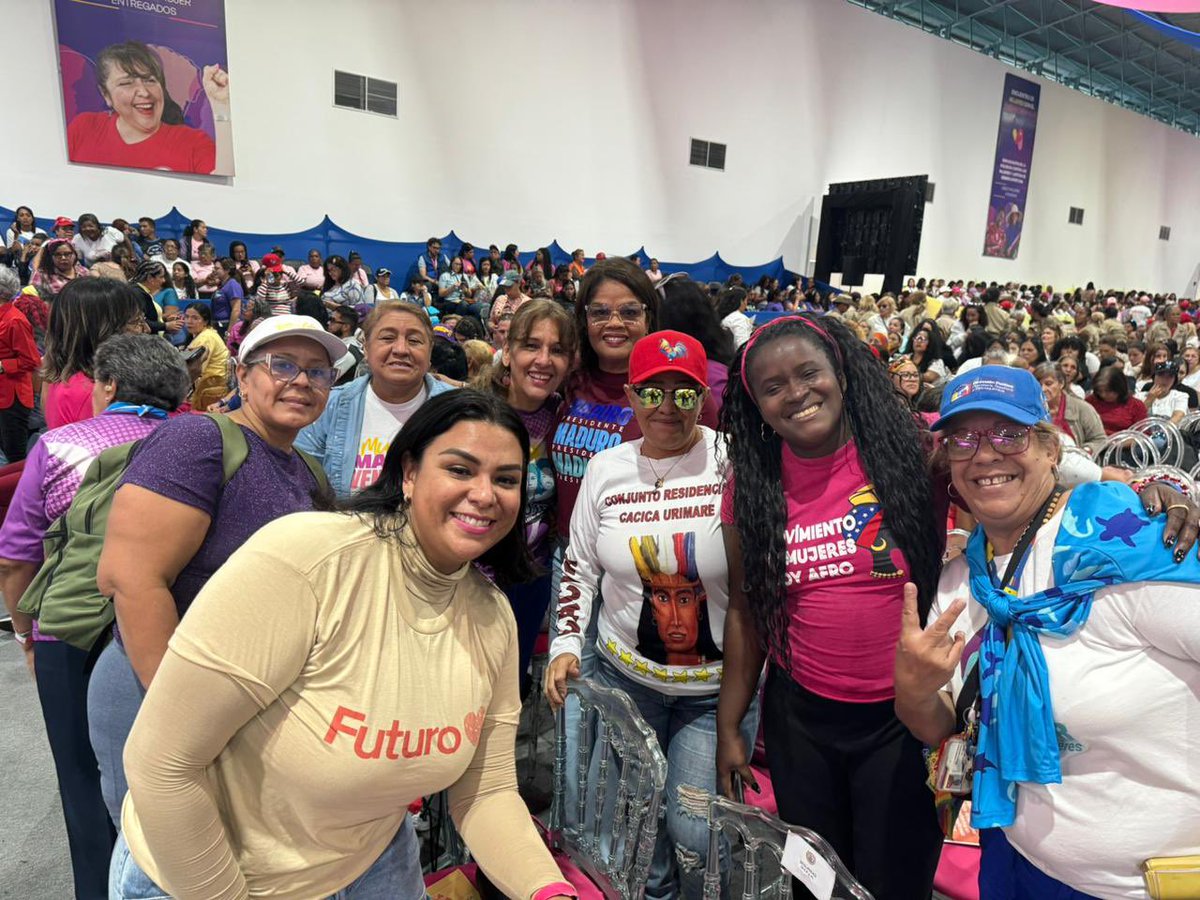 Extraordinario encuentro de Mujeres con nuestro Candidato de la Patria <a href="/nicolasmaduro/">Nicolás Maduro</a>! 

Con nuestra fuerza, amor, lealtad inquebrantable, gallardía y sabiduría vamos a construir una contundente Victoria el 28 de Julio. 🚩💜🇻🇪

#VenezuelaPintaBonito
