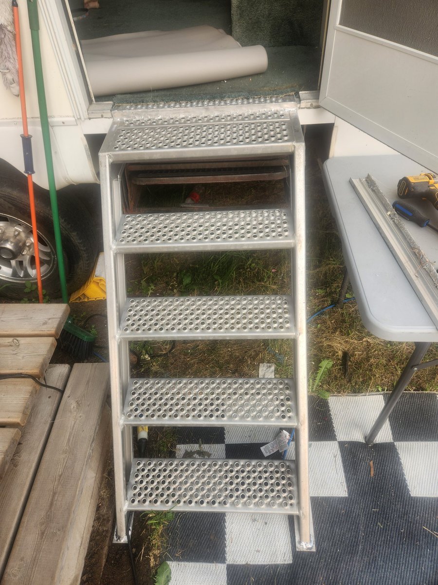 norminacombine's tweet photo. Installed me a set of "Flip up Stairs" on the old rv. "If they don't find you handsome, they WILL find you Handy!" #redgreen #betterthannew #NASTYNASTYNASTY https://t.co/sbRSPpzk87