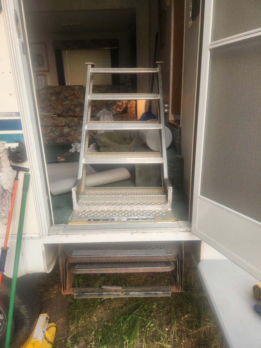 norminacombine's tweet photo. Installed me a set of "Flip up Stairs" on the old rv. "If they don't find you handsome, they WILL find you Handy!" #redgreen #betterthannew #NASTYNASTYNASTY https://t.co/sbRSPpzk87
