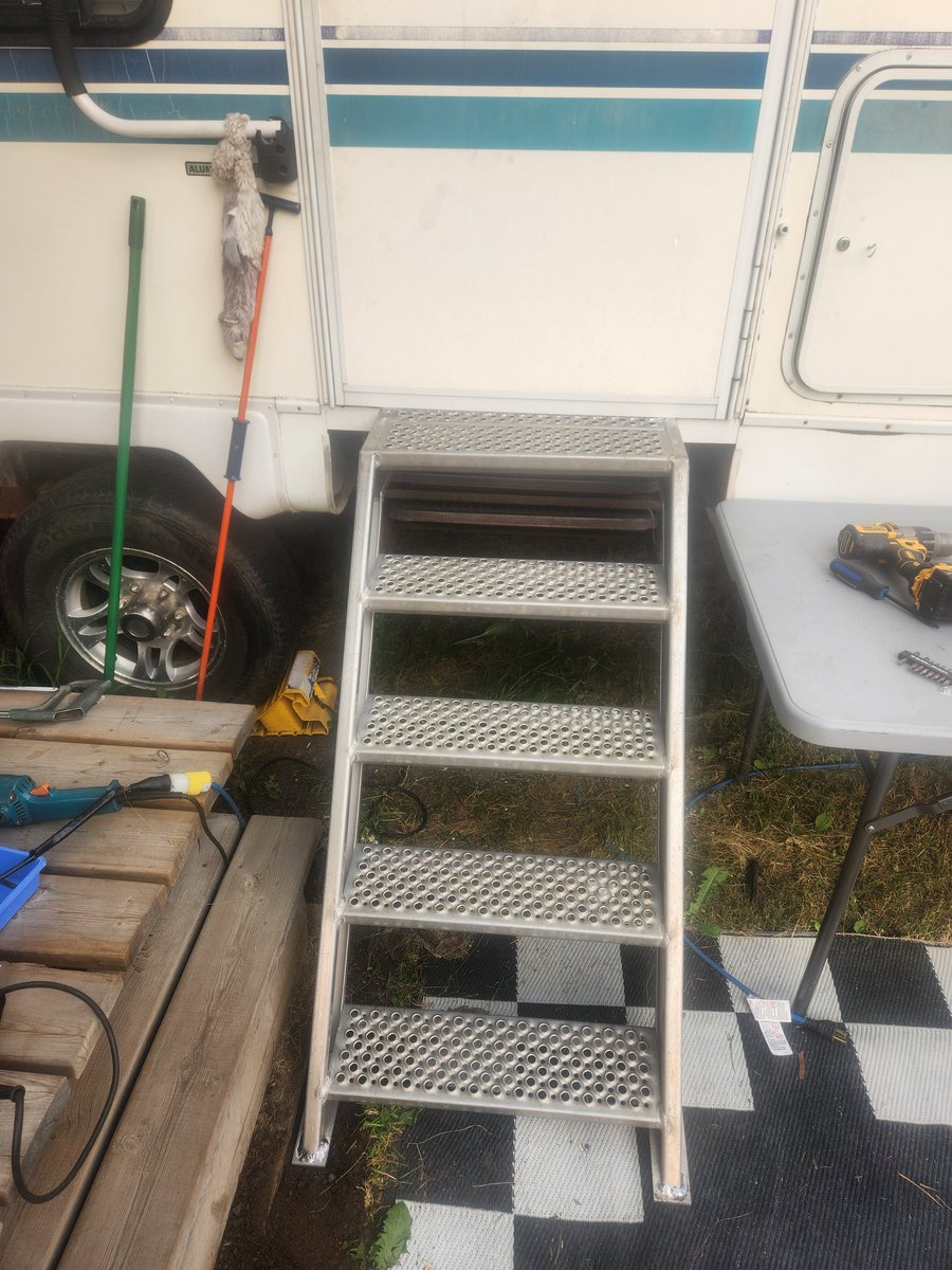 norminacombine's tweet photo. Installed me a set of "Flip up Stairs" on the old rv. "If they don't find you handsome, they WILL find you Handy!" #redgreen #betterthannew #NASTYNASTYNASTY https://t.co/sbRSPpzk87