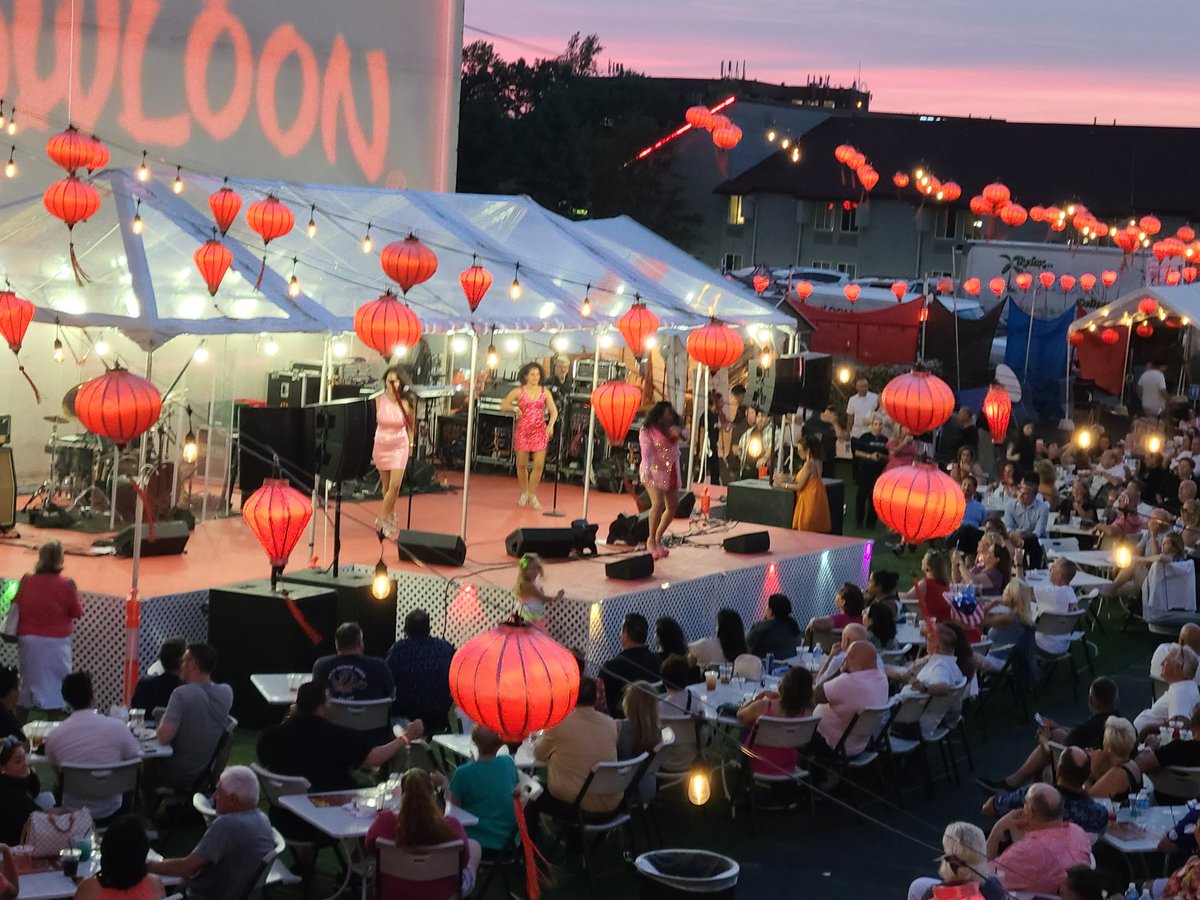 KowloonSaugus's tweet photo. The Cover Girls performing on stage now!
#KowloonRestaurant
#TheCoverGirls
#MusicMaiTaisSaugusWings https://t.co/akl782XbFP