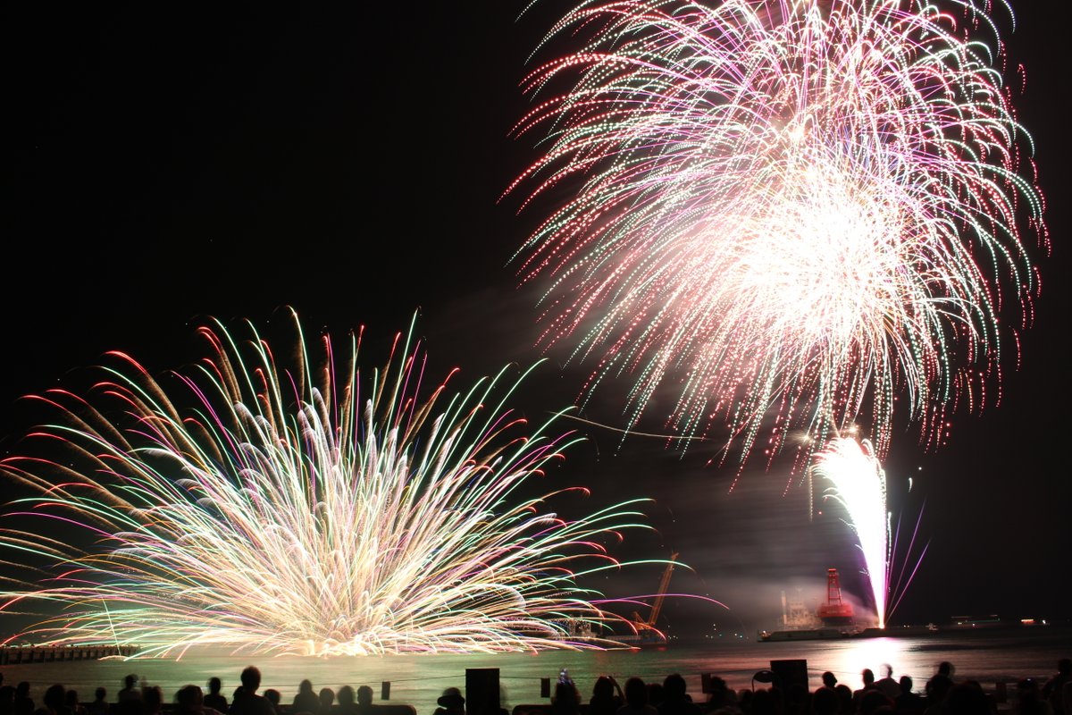 MinatoMatsuri's tweet photo. 🎆✨ 本日の花火大会は予定どおり開催いたします！✨🎆
カエルといえばけろっこデメタン、港まつり実行委員会です。
天候にめぐまれたおかげで、本日予定とおり花火大会を開催します！
夜空に咲く美しい花火を一緒に楽しみましょう。皆様のご来場を心よりお待ちしております🎇 https://t.co/JnDomzZfSE