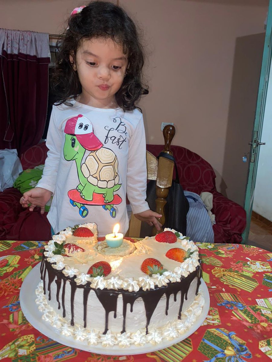 Lara cumple años en Octubre y quería un cumpleaños... Hoy tuvo un "falso cumpleaños" con sus tíos y abuelos... Mi hija está creciendo rodeada de gente que la adoran y la miman muchísimo, es una reina🥰