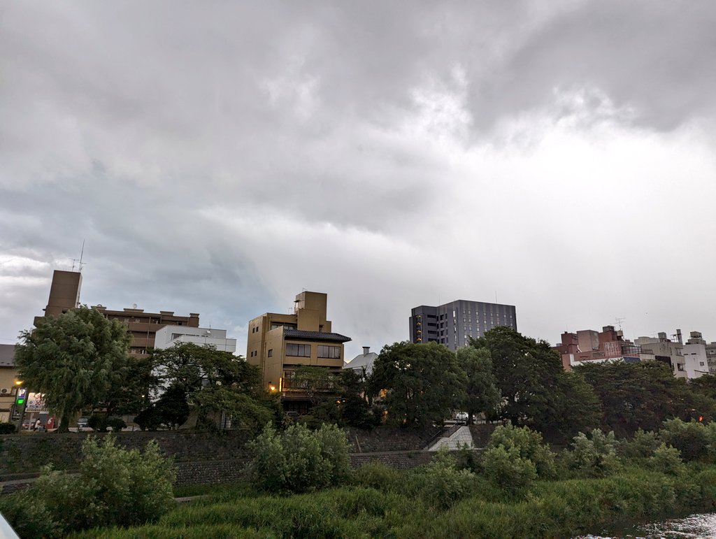 shibazushipr's tweet photo. おはようございます！☀

今日の金沢も最高気温37℃予報と猛暑日になりそうです🫠
皆様、熱中症にお気をつけください。

先日、歩いてたときに線状降水帯に遭遇。
雨が降ってる箇所とそうでない箇所の境い目を見ることができました😳

#芝寿し
#毎日挨拶ポス
#72d https://t.co/PfXb8evBSu