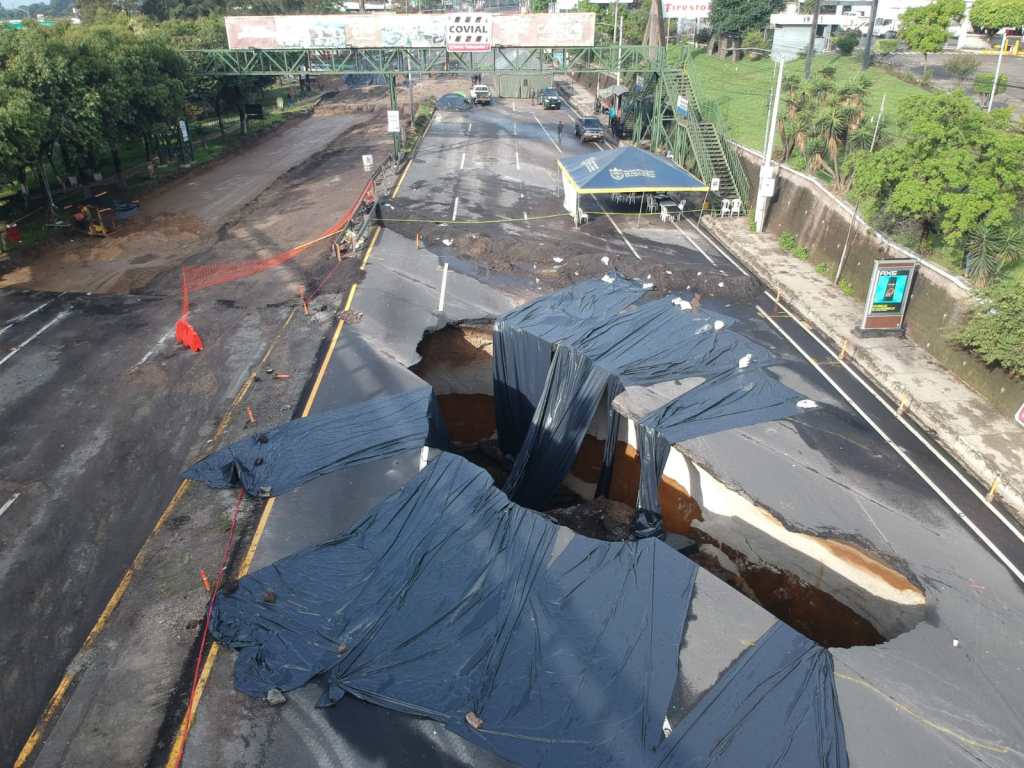 oco_motora's tweet photo. Por 10 puntos:
El 13 de junio del 2022 fue el hundimiento en el km 15 de la CA-9, el paso fue habilitado 2 meses después.
Para repararlo el 21/6 Giammattei declaró Estado de Calamidad, ratificado por el Congreso el 22/6
¿Cuántos comunicados hizo el  Cacif?
https://t.co/yY0yQGYa8f https://t.co/Li7VOpIfy6