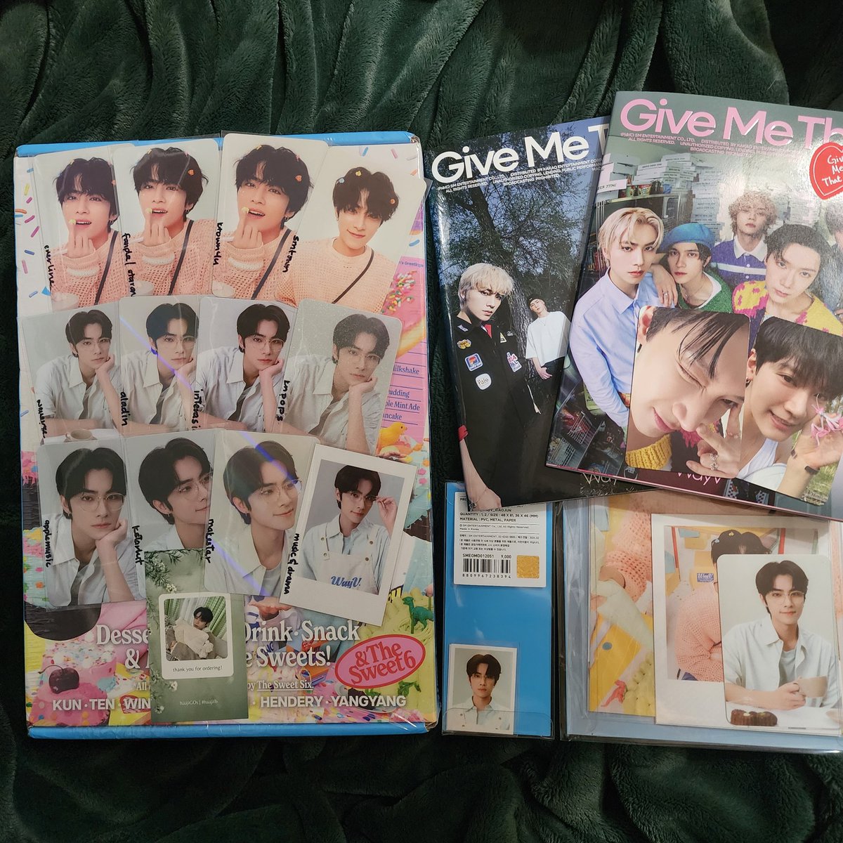 bbchimin's tweet photo. Tysm @haajiGOs love the amount of holo pobs this time, little bit more variety too but ofc still the same photos😂 and a lovely ten set ahh😭💕 #haajifb https://t.co/Ch5gXFsfDI