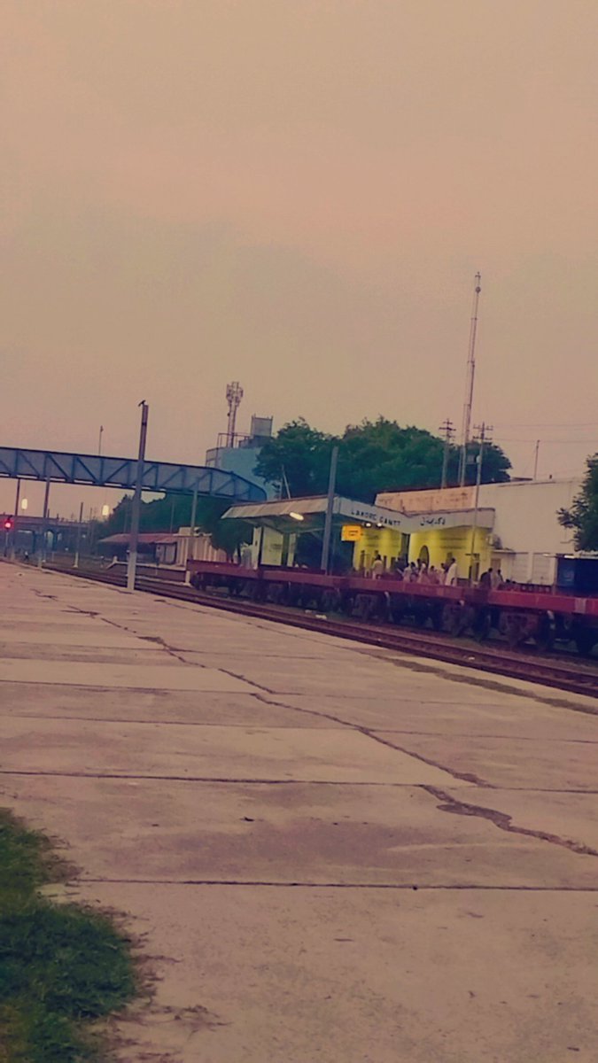 سر اُٹھا کر جینے کی قیمت ادا کرنی پڑتی ہے جبکہ سر جُھکانے کا معاوضہ ملتا ہے۔
~چی گویرا
#اردو_زبان