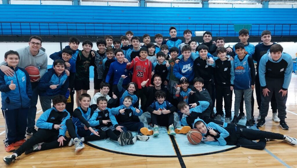 #Básquet <a href="/asbprensa/">Asociación Santafesina de Básquetbol 🏀</a> <a href="/marcapersonalsf/">Marca Personal Digital</a> 
Banco celebró el Día del Amigo con los chicos y presencias rutilantes radioritmosantafe.com.ar/2024/07/20/ban…