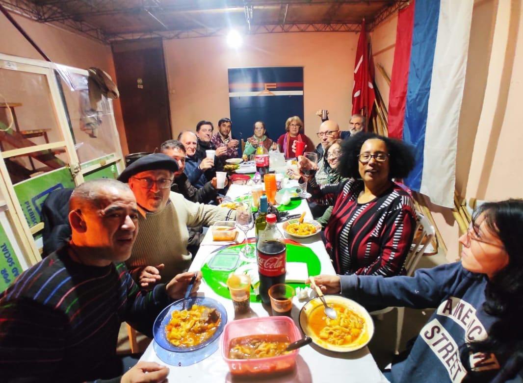 EnzoMalanCastro's tweet photo. Confraternizando con una parte de la barra de Mercedes. Nos une un proyecto de país, pero nada es posible sin afecto.
#yamandupresidente 
#EnzoMalánDiputado 
#Lista90 https://t.co/Oarkh0GYpo