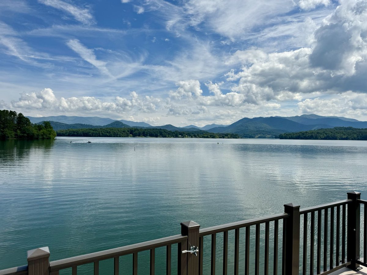 CraigRealty1's tweet photo. 🌄 Check This Out! 🌄 Just snapped this pic of Lake Chatuge and those amazing North GA mountains. Imagine waking up to this view every day! 🏞️🏡✨
#LakeChatuge #NorthGeorgia #MountainLife #DreamHome #NatureLovers #RealEstate #DavidCraig #ExploreGA https://t.co/esLVLWFZrM