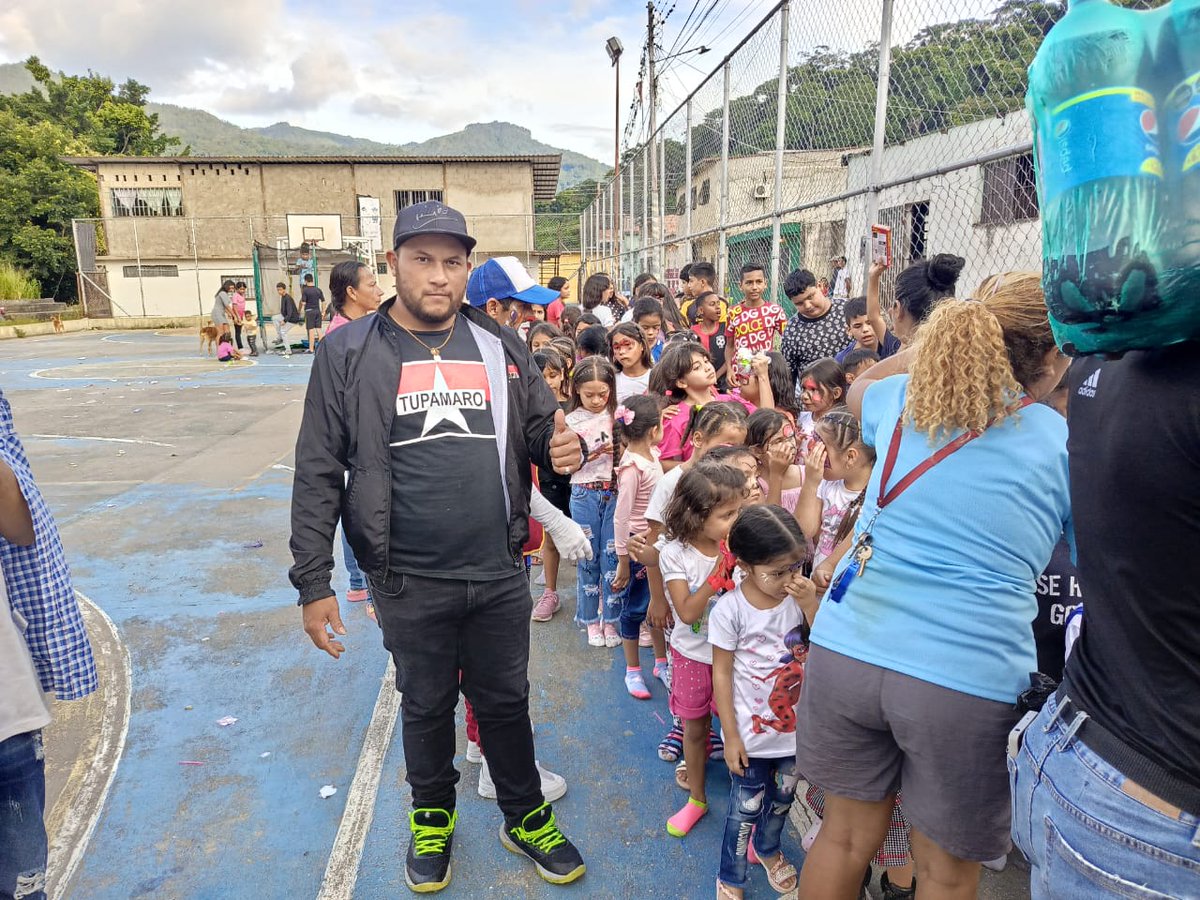 En cada risa de un Niño se Encuentra un pedacito de felicidad para el Mundo entero celebremos hoy su alegría contagiosa! Desde San Cristóbal celula Rosa Luxemburgo. Actividad del dia del Niño organizado por la comunidad Andres eloy blanco y TUPAMARO. #VenezuelaPintaBonito