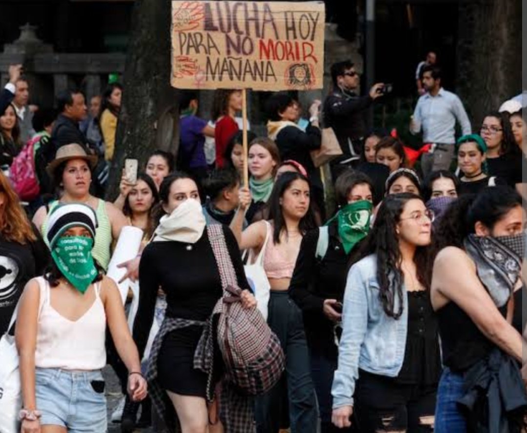 SoyLexMex's tweet photo. En un siniestro te encuentras con el escenario en que puedes salvar a Roro Bueno o a todas estas feministas juntas... ¿Qué le pedirías como desayuno en agradecimiento? https://t.co/GFI900qyYI