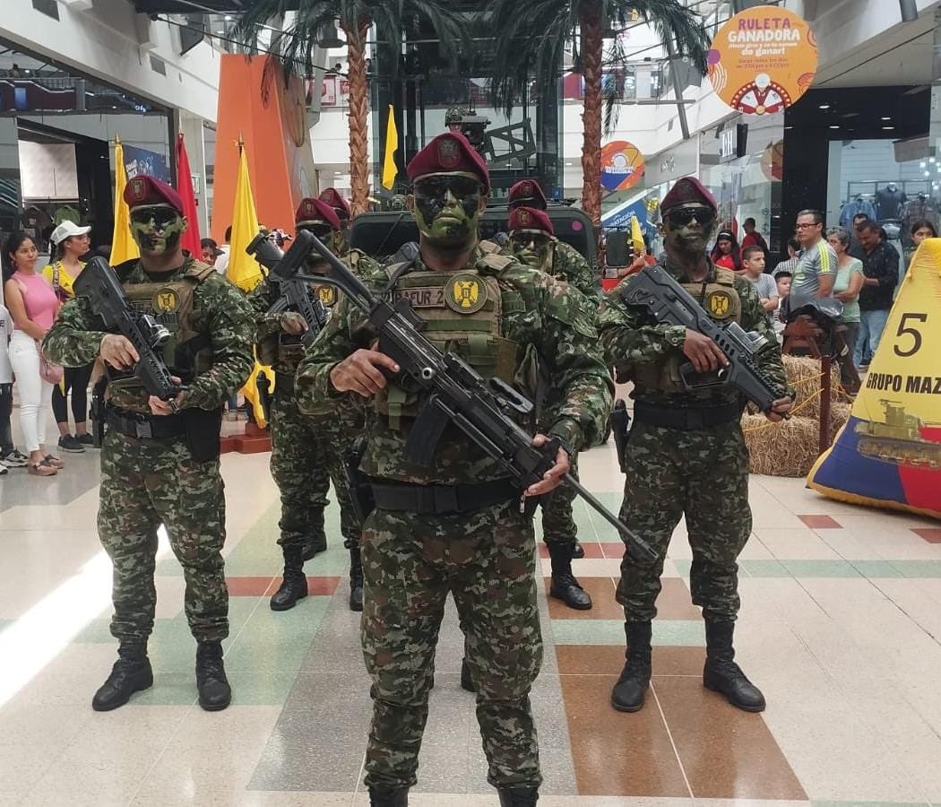 Ejercito_Div2's tweet photo. #AEstaHora || En los centros comerciales de Cúcuta, los soldados del Grupo de Caballería Mecanizado No.5 Gral Hermogenes Maza, continúan la conmemoración de la fiesta patria exhibiendo  las capacidades del @COL_EJERCITO al servicio de los colombianos.

#ColombiaPatriaMía
#Br30 https://t.co/vWgxQ1FJdJ