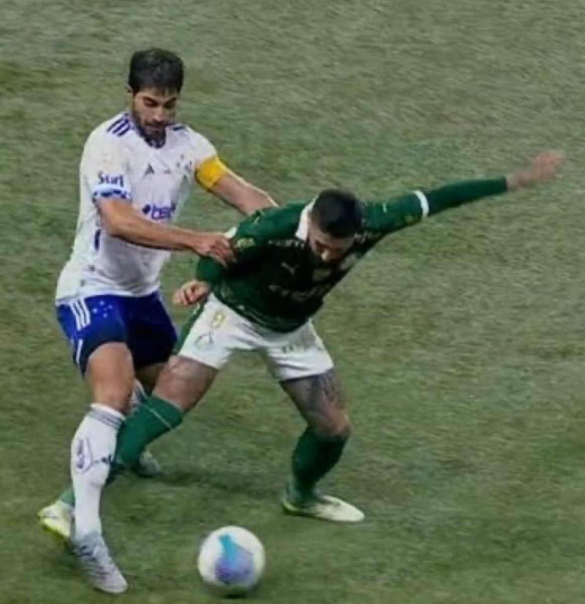 jpamelo's tweet photo. Ruindade ou safadeza ??
1. Vários lances semelhantes que não foram marcadas faltas;
2. Lance interpretativo não se chama VAR;
3. Para anular o gol, o juiz  fundamentou q LS fez falta por baixo. A imagem mostra que Zé Rafael que chutou LS.

Vergonha !!! https://t.co/n1CngEBvBI