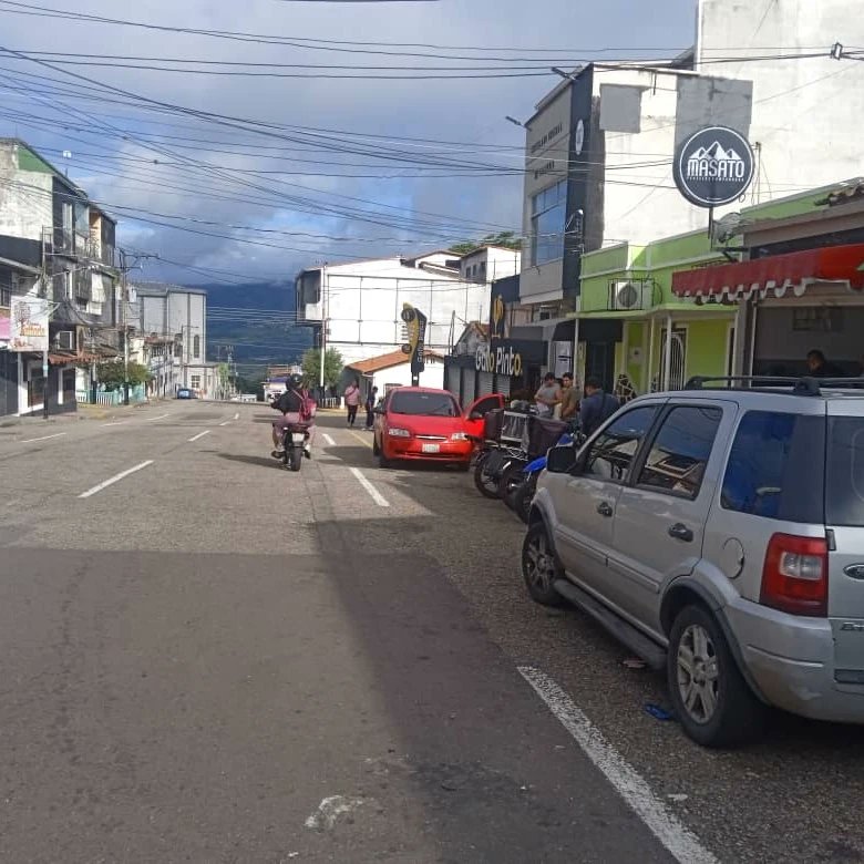 Apegados a la Ordenanza Sobre el Servicio de Transporte de Personas Carga y Vialidad del Municipio San Cristóbal, funcionarios policiales realizan corrección de infracciones en la calle con carreras 19 y 18 Barrio Obrero.