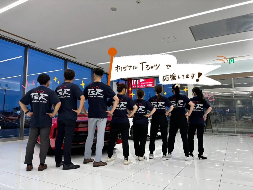 hondacars_mie's tweet photo. いよいよ本日11:30よりグループ会社TSRのレーシングチーム 「F.C.C. TSR Honda France」の #鈴鹿8耐 決勝レースがスタート🏍🔥
地元の鈴鹿サーキットで開催されるレースに地元チームとして参戦🏁
とっても誇らしいです😊
スタッフも現地には行けなくてもおそろいのＴシャツを着て応援しております��� https://t.co/xLuQIUY826