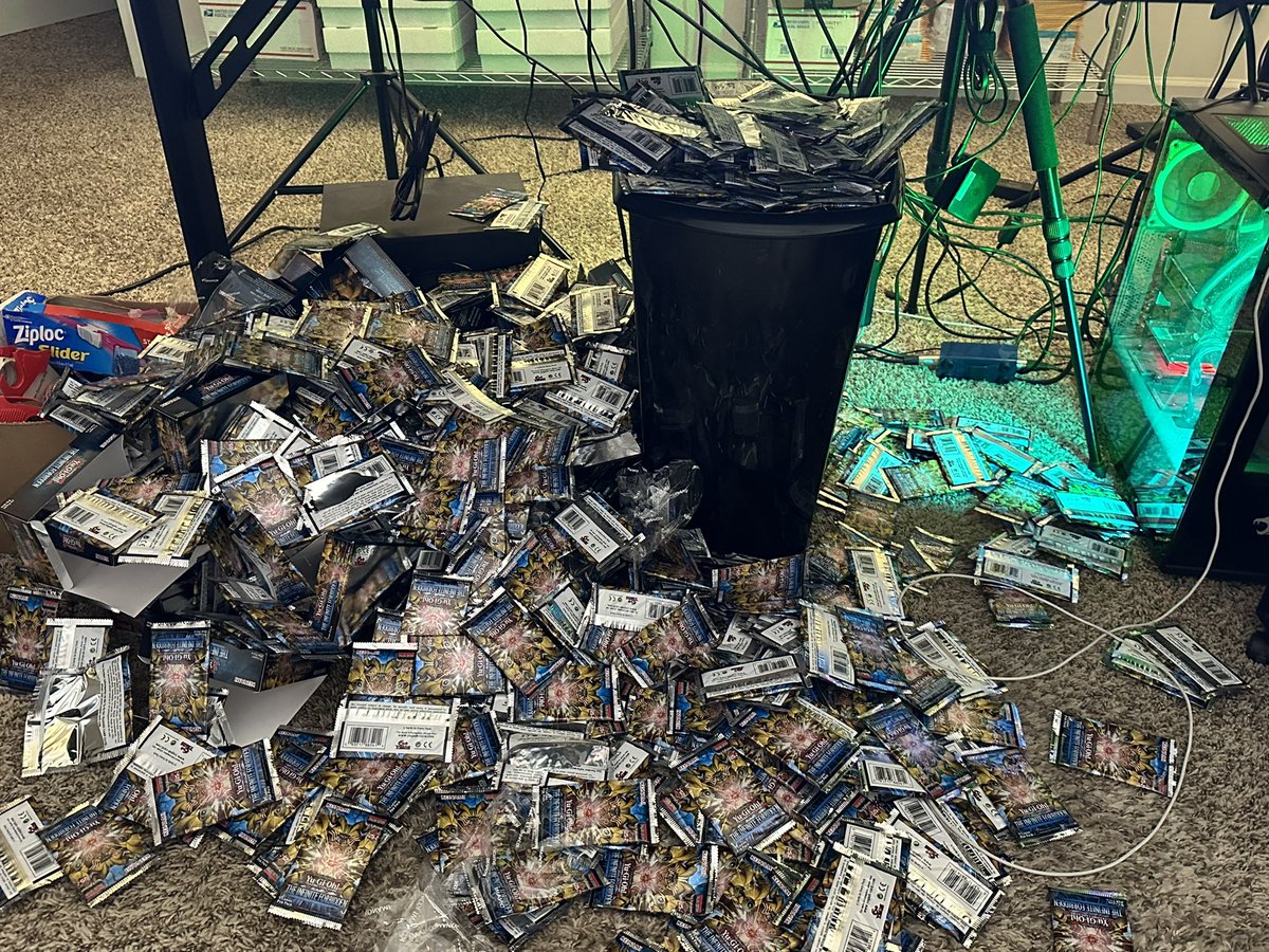 ruxin34's tweet photo. When you open 105 boxes for a $23 card and still don’t get it☠️ https://t.co/UdCWdCfC4Z