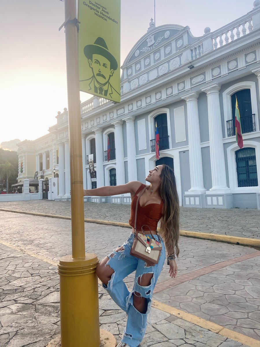 AngelaVRBrazon's tweet photo. Turisteando por las calles de Valencia #Valencia #Carabobo https://t.co/e2wNVznjH8