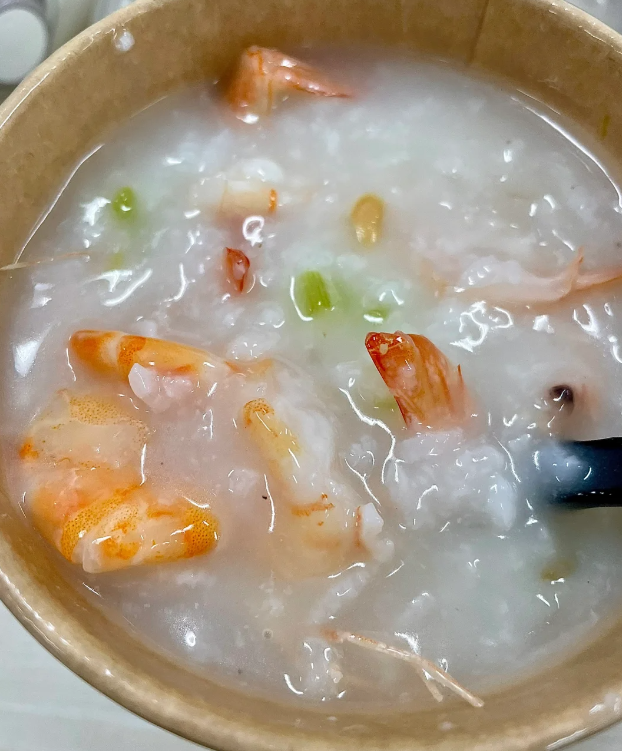 lyhangju's tweet photo. 塩気のあるお粥が飲みたいときは、ホタテ、エビ、カニ🦀️のお粥、豚カルビと五本指の桃のお粥がお気に入りです。ピクルスはとても美味しいので、いつも注文します👌。 https://t.co/Jn7A80BN81